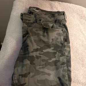 Universal thread/ size 12/31 R.  High rise skinny crop.